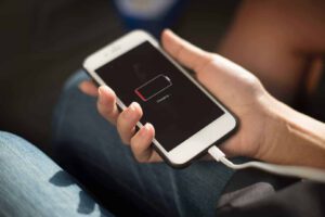 Zo doet u langer met de batterij van uw smartphone 1 battery charging device 586340 1